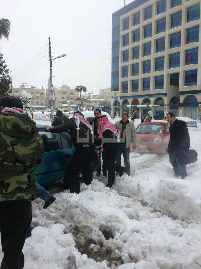 بالصور..الملك يدفع سيارات عالقة بشارع الجاردنز ويساعد المواطنين - صفحة 2 Image