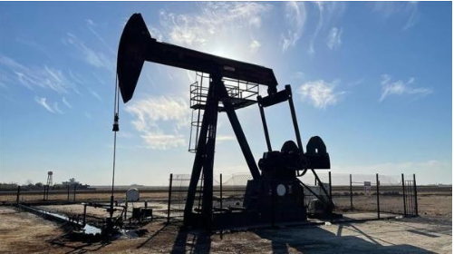 النفط يتجه لتسجيل أول مكاسب أسبوعية منذ شهر