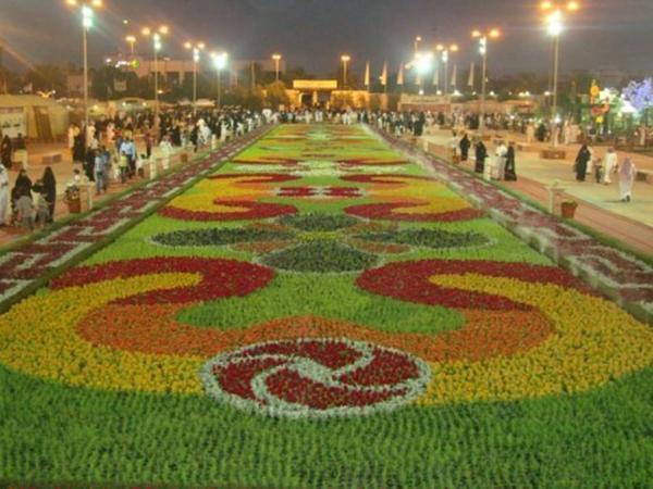 بالصور .. سجادة من 600 ألف زهرة في الرياض