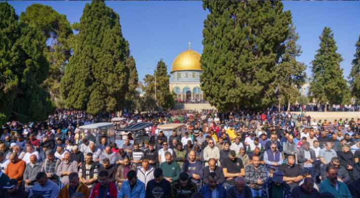 ٧٥ ألفا يؤدون صلاة الجمعة في المسجد الأقصى