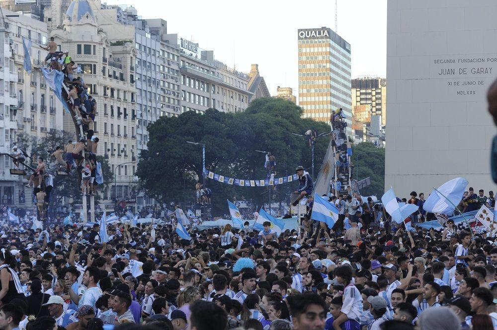 أثناء احتفاله بالفوز ..  وفاة مشجع أرجنتيني شنقاً بعلم بلاده