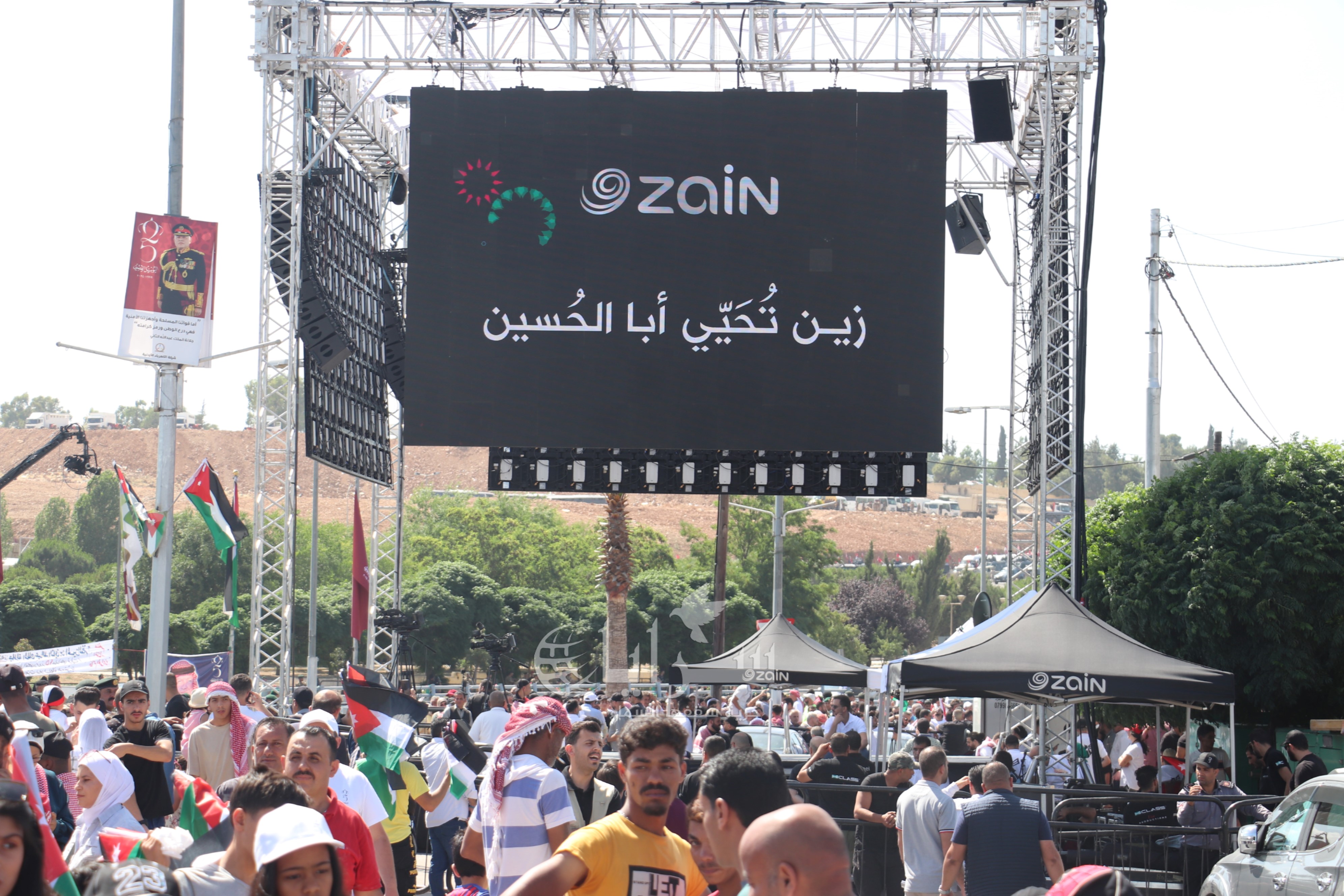 زين تُحَيّي أبا الحُسَيْن بمشاركة آلاف الأردنيين