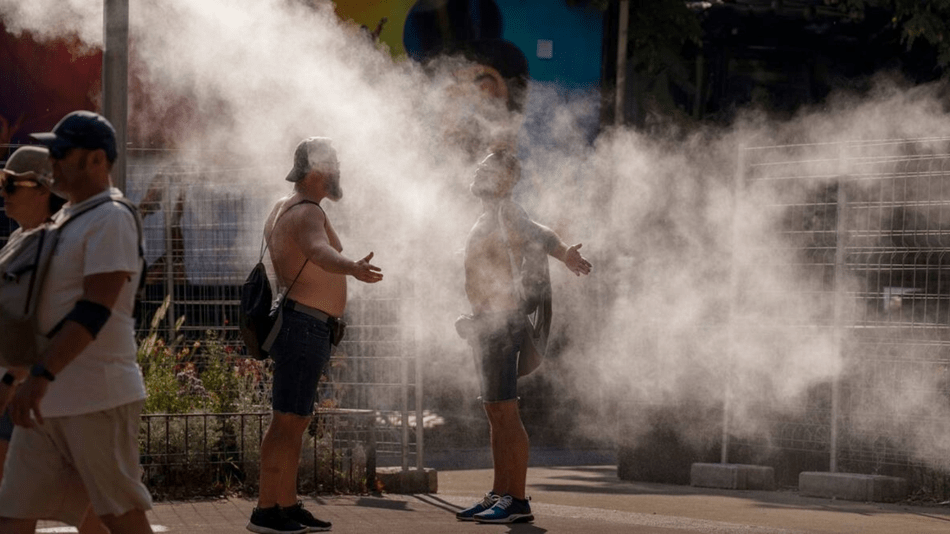 بالفيديو: بريطاني يستجم في حاوية مهملات هربًا من الحر الخانق