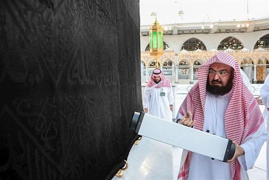 السعودية تعقم الحرم بالأوزون