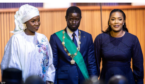 بحضور زوجتيه  ..  رئيس السنغال الجديد يؤدي اليمين