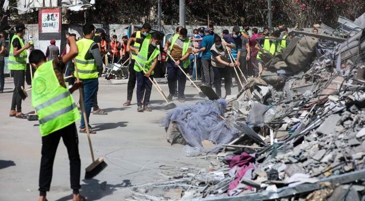 بالصور  ..  فلسطينيون يعلنون عن أكبر حملة تطوع لتنظيف شوارع غزة: "حنعمرها"  