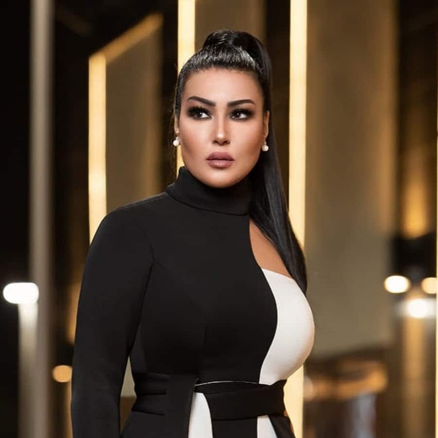 بالفيديو و الصور  ..  سمية الخشاب تداعب ثعباناً ضخماً