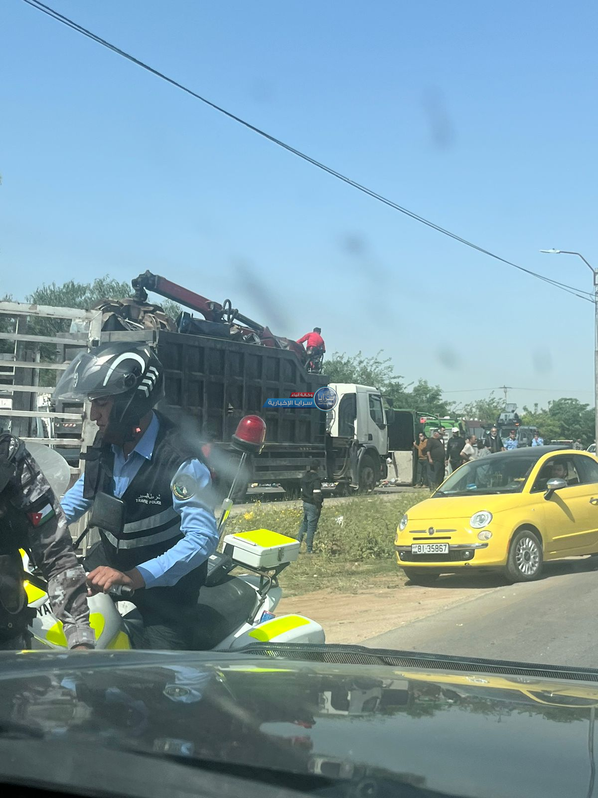 بالفيديو والصور  ..  تدهور مركبة شحن محملة الخردة بالقرب من مدينة الشاحنات باربد