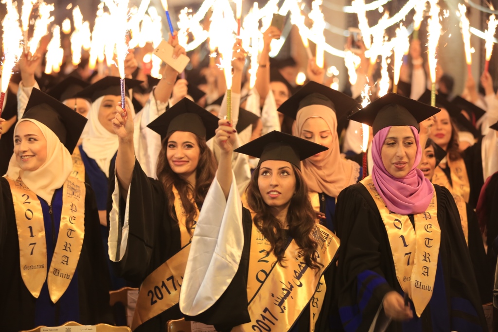 بالصور  ..  جامعة البترا تخرج طلبة الفصل الصيفي من الفوج 23