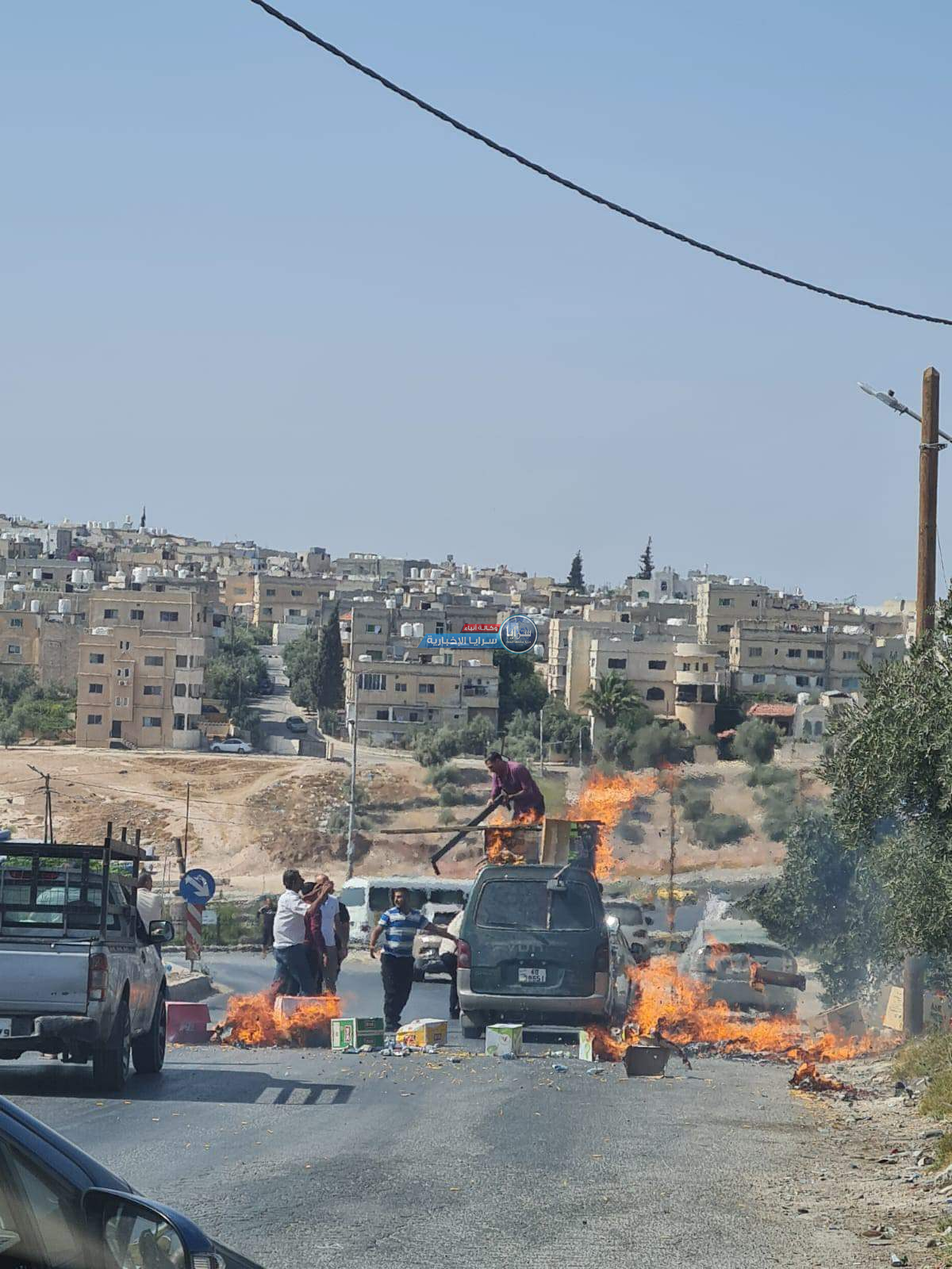 بالفيديو والصور ..  بسبب ارتفاع درجة الحرارة حريق بضائع أعلى مركبة في اربد