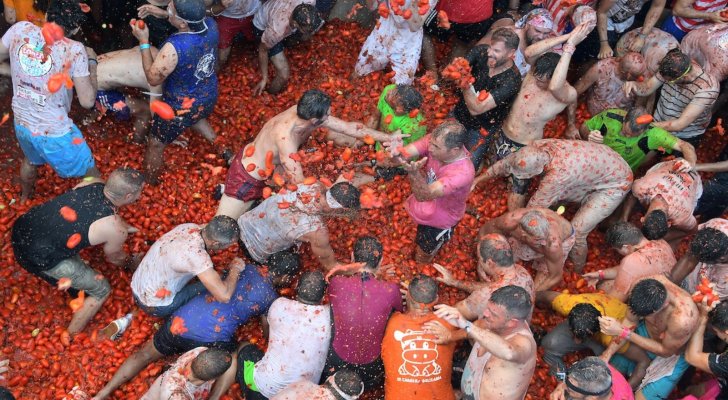 الحدث الأكثر جنوناً .. عودة مهرجان التراشق بالطماطم بإسبانيا بعد توقفه لعامين