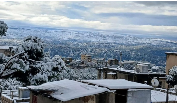 الثلوج تشل لبنان .. إغلاق مدارس وقطع طرق وعزل قرى