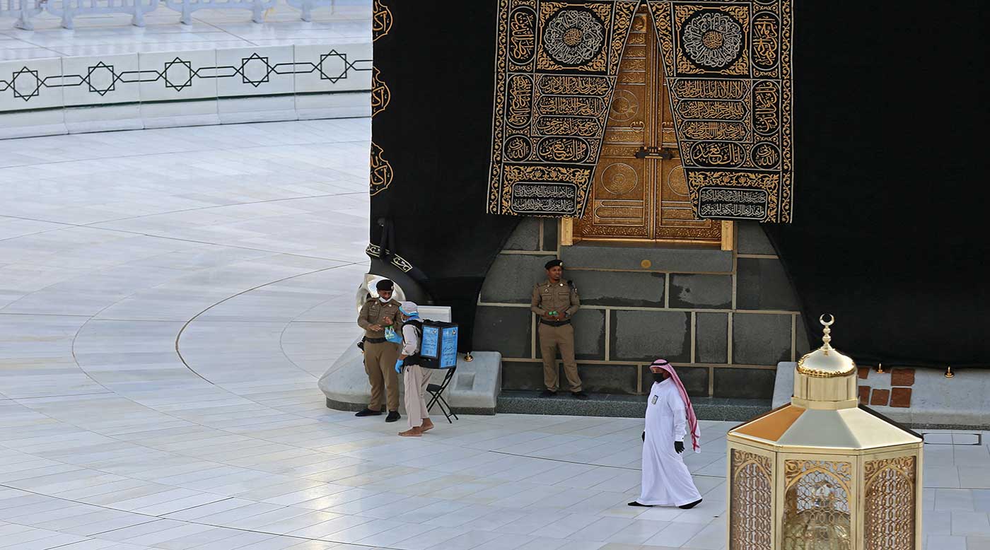 شاهد ..  أول طواف حول الكعبة في رمضان بعد تعليقه بسبب كورونا