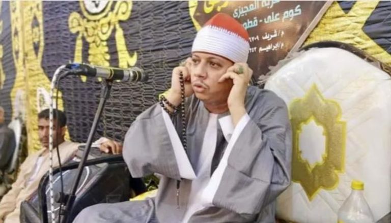 قارئ مصري يتراقص خلال تلاوة القرآن ..  ودعوى «جنائية» بانتظاره