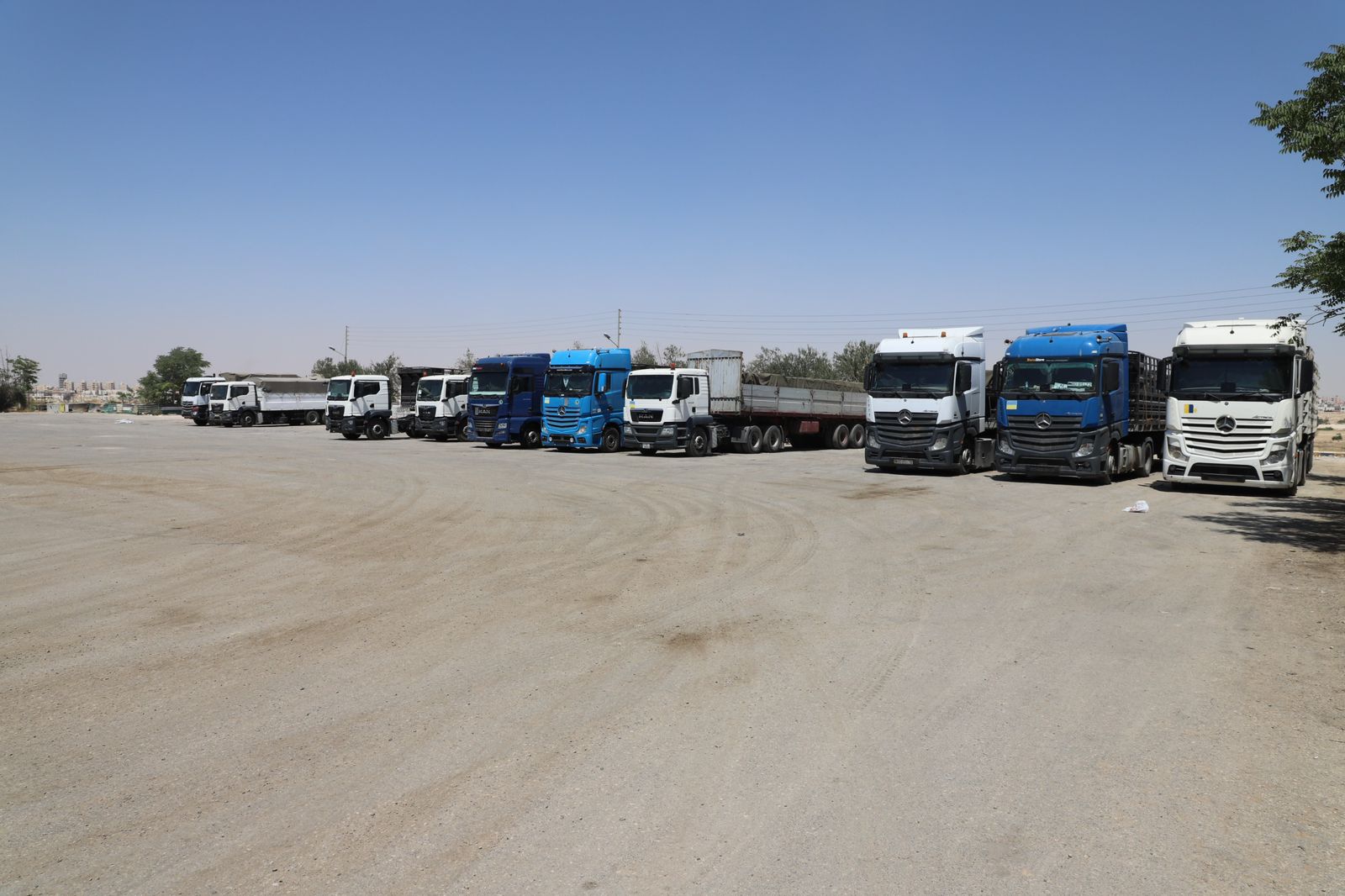 الأردن يسيّر 50 شاحنة مساعدات من ضمنها براد وحدات دم إلى غزة