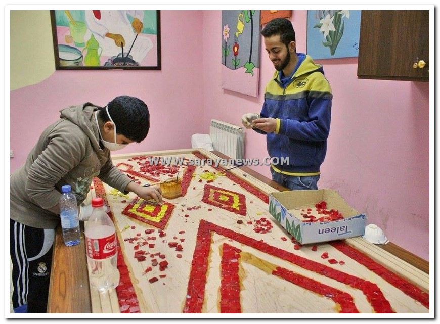 بالصور  ..  فريق شبابي أردني يطلق مشروع إعادة تدوير النفايات الزجاجية على شكل لوحات فسيفسائية