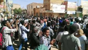 السودان يشكل محاكم طوارئ ويجري تعديلات في صفوف الجيش