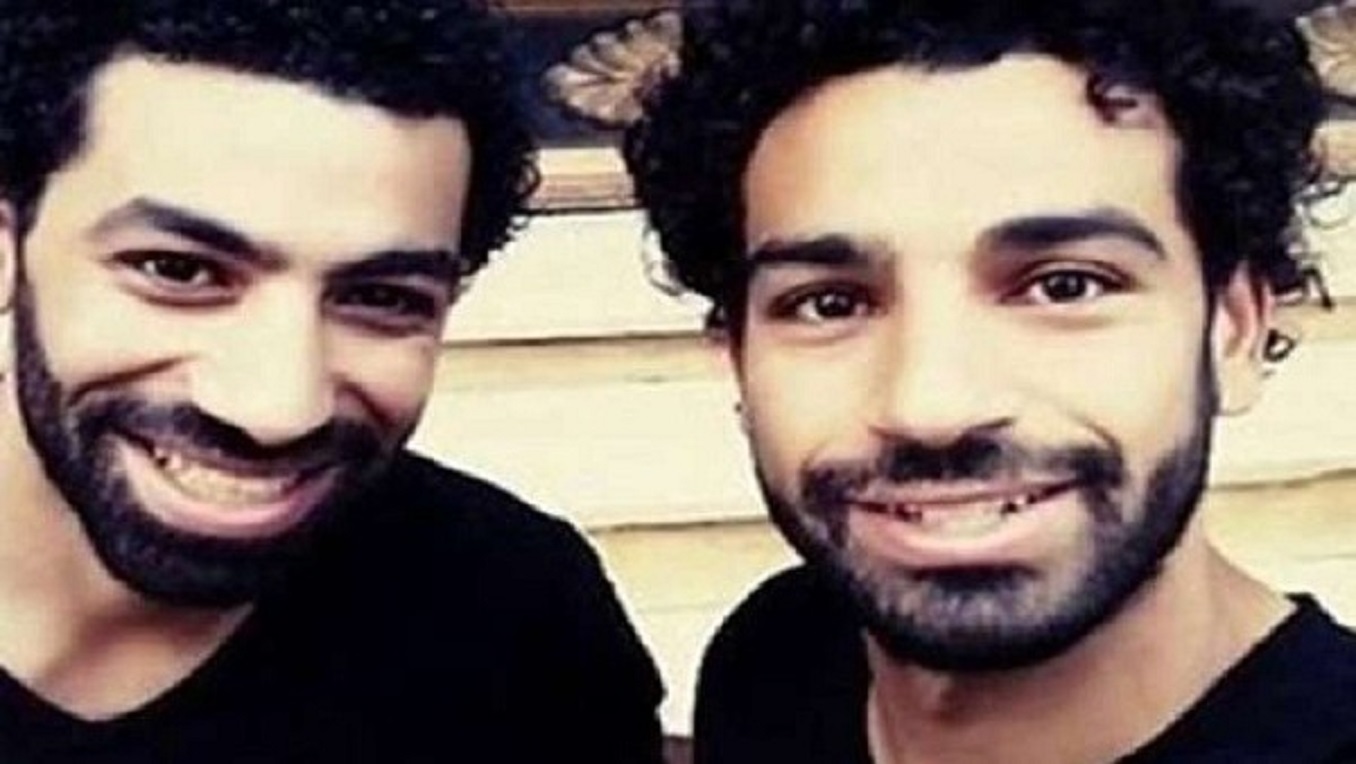 بالفيديو  ..  محمد صلاح يلتقي شبيهه : أنا اللي فيا شبه منه 