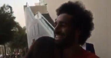 محمد صلاح يُلبى رغبة إحدى معجباته بعد بكائها