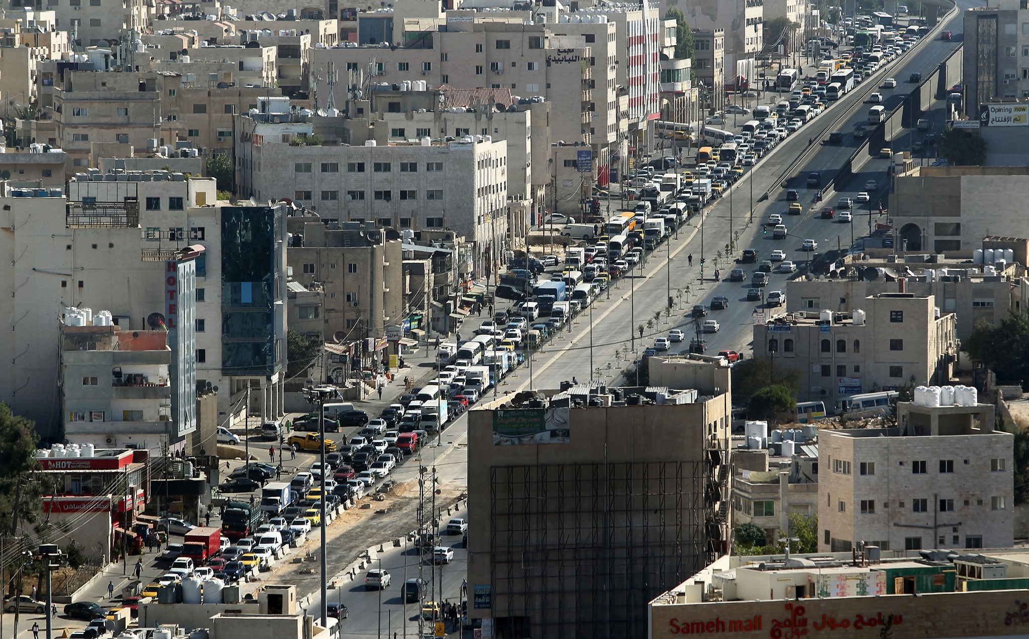 تباطؤ مروري داخل نفقي دوار الشعب وصويلح نتيجة تعطل مركبات 