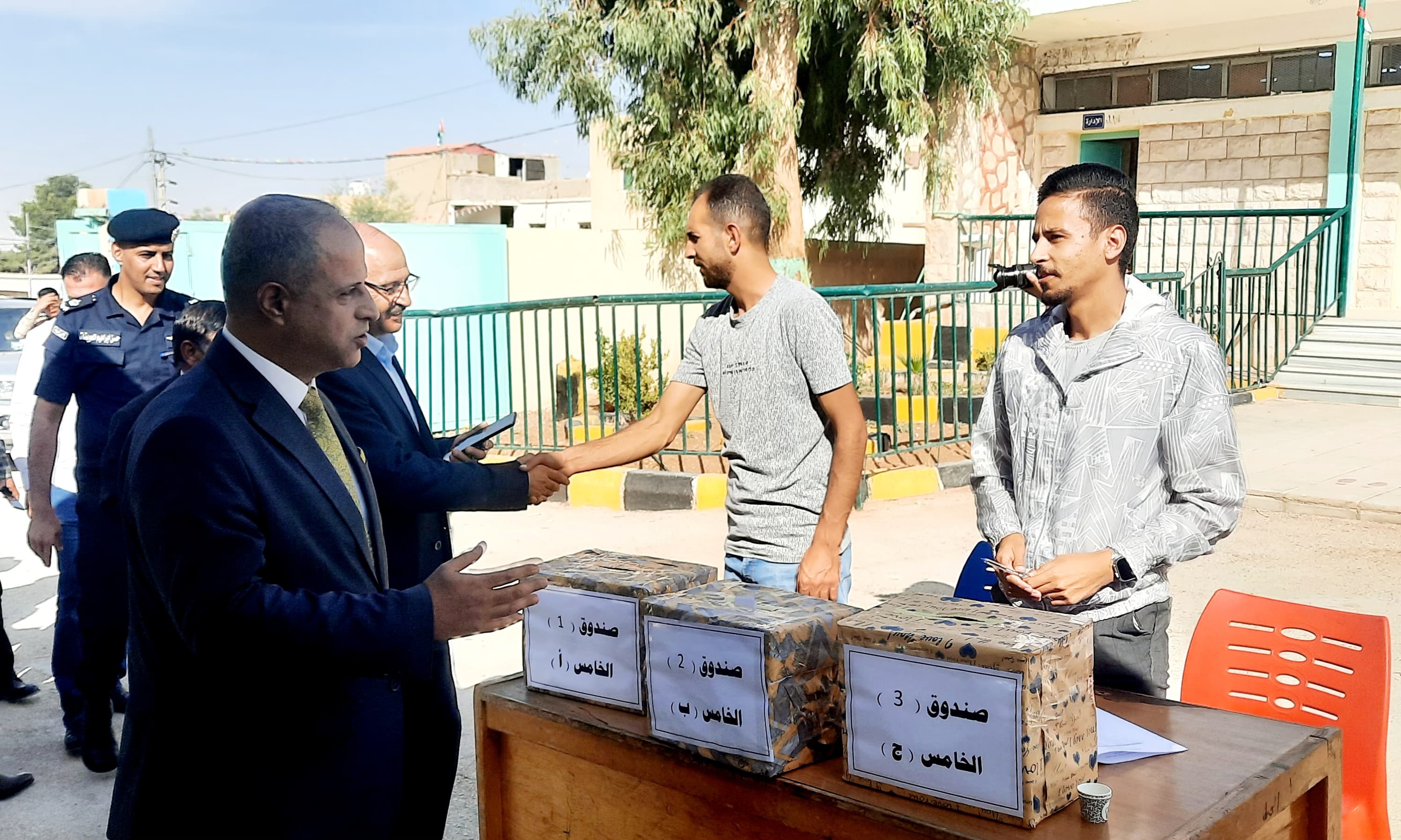 المجالي يتفقد سير انتخابات برلمان الطلبة في مدارس تربية القصر