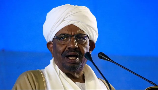 الرئيس السوداني يعفي محافظ البنك المركزي من منصبه