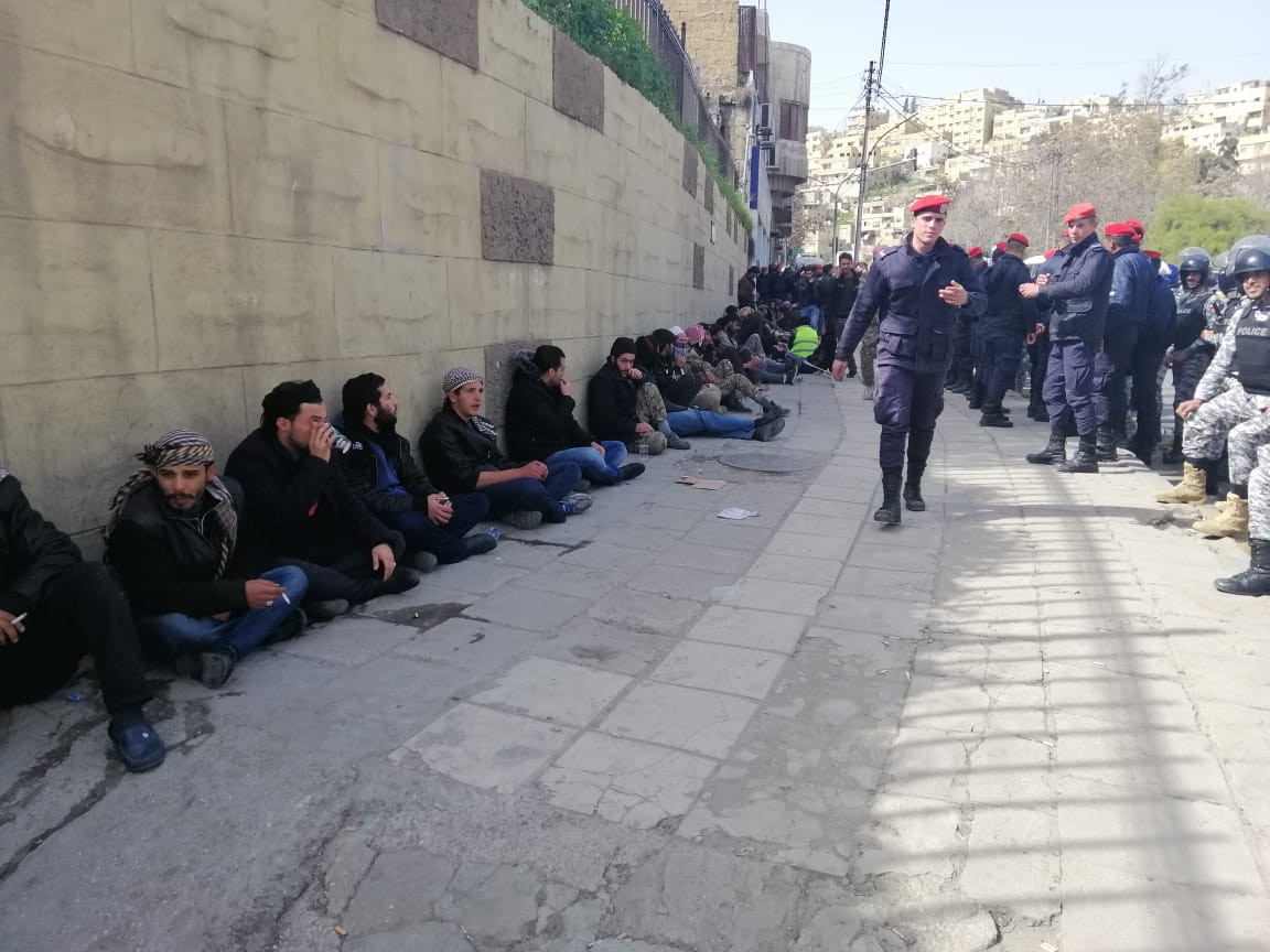 شباب معان المتعطلين عن العمل من امام الديوان : حتى لو هطلت علينا الحجارة سنبقى معتصمين  .. "تفاصيل"