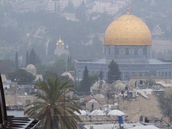 بالفيديو  ..  هطول الأمطار من رحاب المسجد الاقصى المبارك