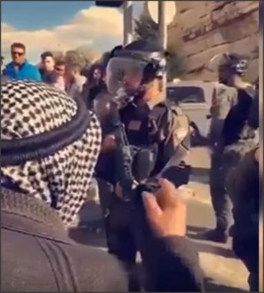 بالفيديو .. مسن فلسطيني لجنود الأحتلال : يلا انقلعوا 