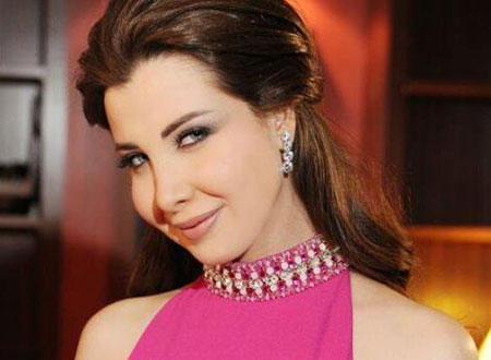 نانسي عجرم تحتفل بعيد ميلاد شقيقها وتلتقط صورة selfie مع معجب ..  صور