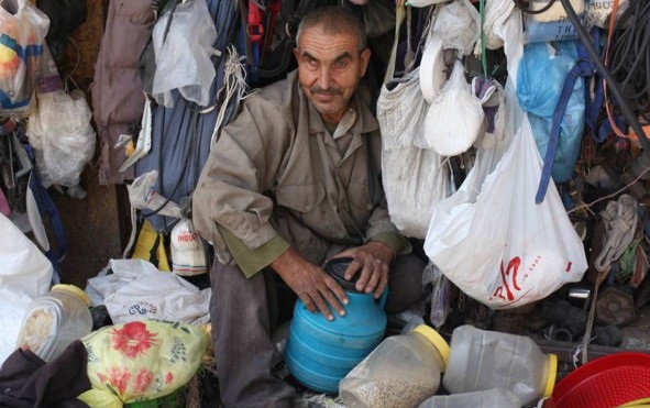 بالصور : ستّيني غزاوي يبيع كل ما يخطر وما لا يخطر على البال