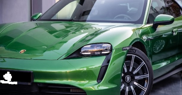 Porsche Taycan 2021 كهربائية بالكامل