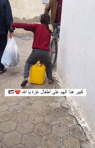 هموم كبيرة يحملها اطفال غزة - فيديو 