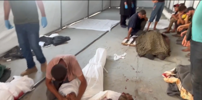 جثامين الشهداء داخل المستشفى الكويتي الميداني جراء مجزرة الاحتلال في خيام النازحين بخانيونس - فيديو 