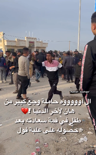 فرحة طفل من رفح بعد حصوله على علبة "فول" 