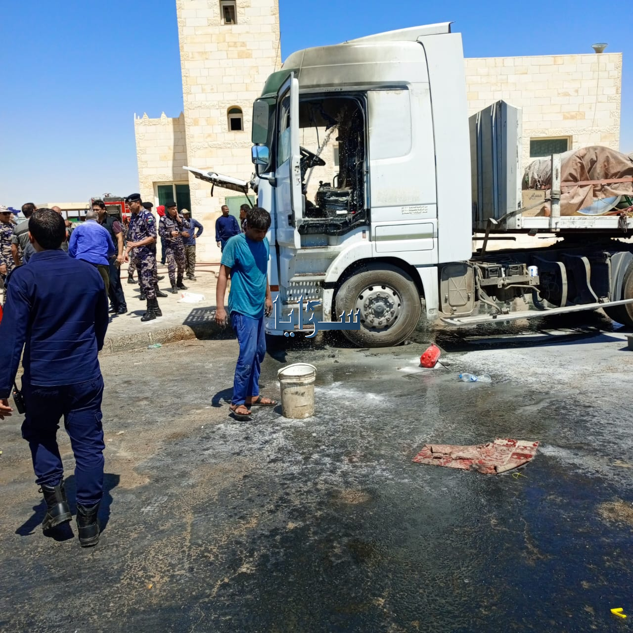 بالفيديو ..  احتراق مركبة شحن في مركز حدود العمري 