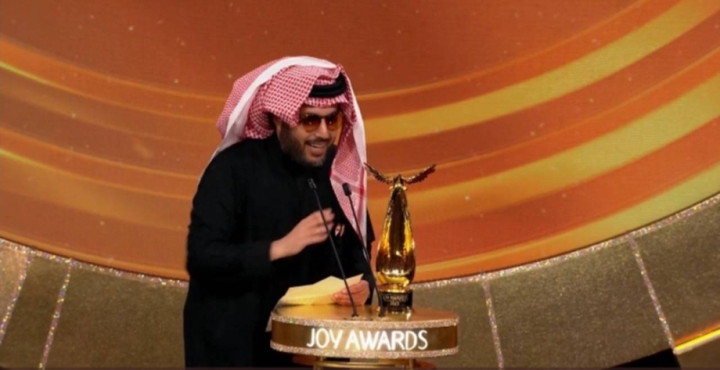 تركي آل الشيخ يفاجئ أشرف حكيمي بطلب بخصوص والدته خلال تكريمه في joy awards 