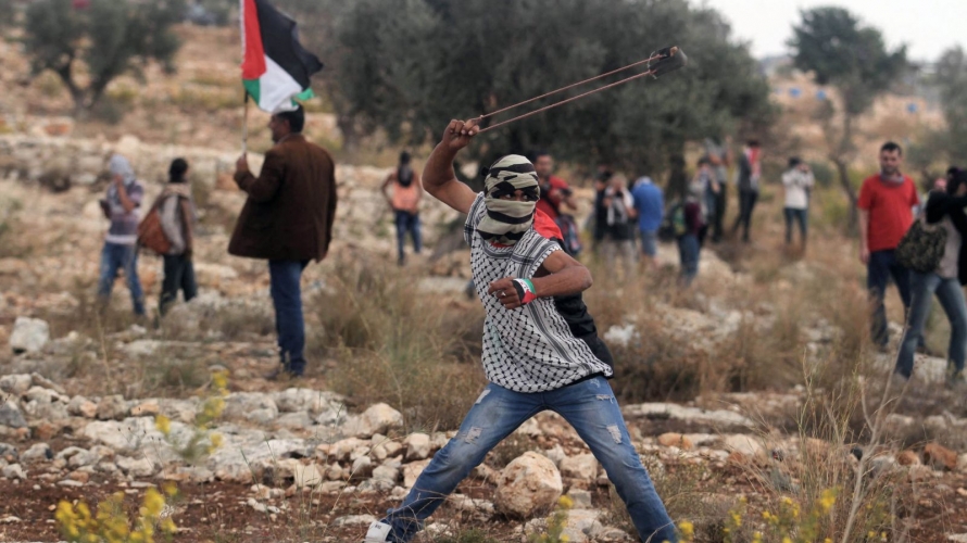 بحجر فقط  ..  طفل فلسطيني يدحر جنود الاحتلال ويقهر فوهات البنادق  ..  فيديو