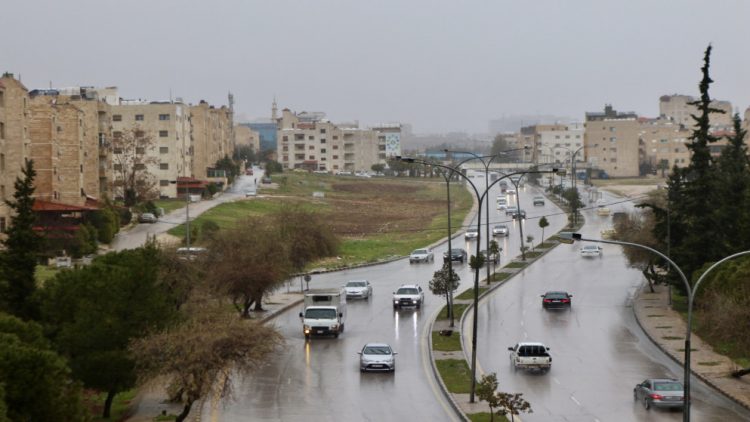 أجواء باردة وسط زخات في شمال ووسط المملكة اليوم وغدًا