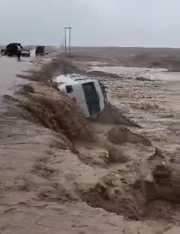 بالفيديو  ..  ٣ إصابات بحادث انجراف باص عمومي على طريق معان - وادي موسى 