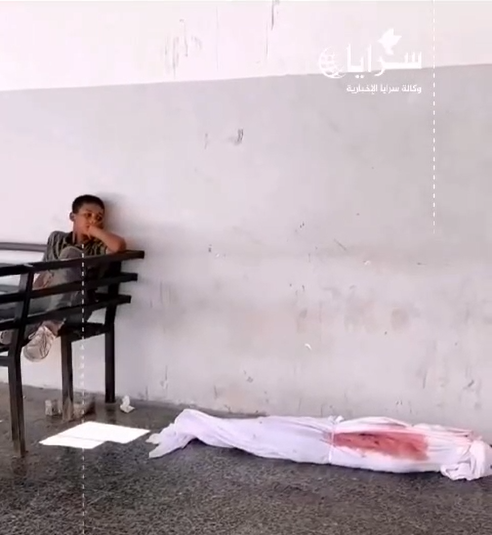 بالفيديو  ..  مشهد مؤثر لطفل ينظر الى جثة والدته الشهيدة 