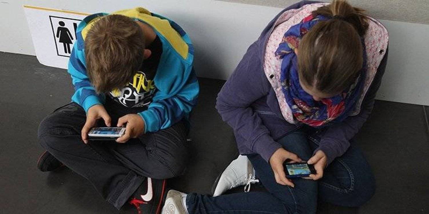 كيف يؤثر إدمان الإنترنت على أدمغة المراهقين؟
