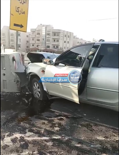 شاهد لحظة وقوع حادثي اصطدام لمركبتين بحواجز اسمنتية نتيجة عدم وجود شواخص تحذيرية