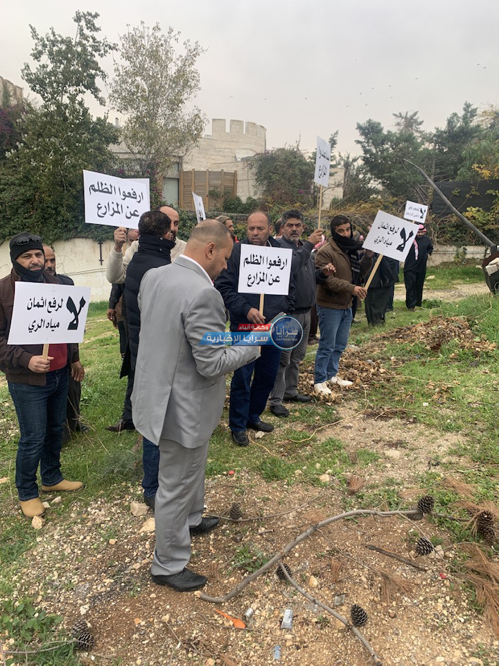 اعتصام مزارعين أمام رئاسة الوزراء بعد حجز وزارة المياه على اموالهم وأراضيهم وإعلان بيعها في المزاد العلني