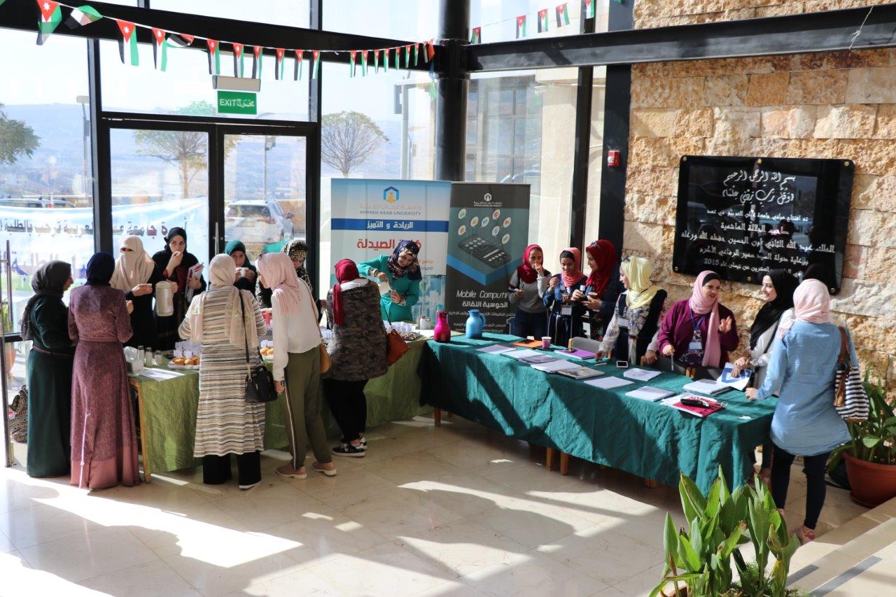 بالصور ..  طلبة "عمان العربية" يرحبون بالطلبة الجدد  ..  بالابتسامة 