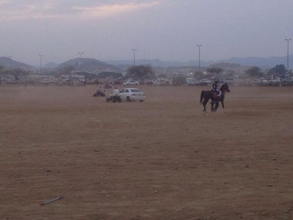 بالصورة .. سائق مركبة "كورولا" يفحّط داخل ساحة ركوب الخيل في السعودية