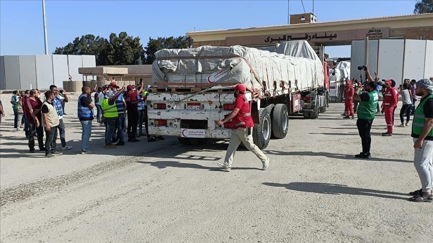 ألفا شاحنة مساعدات تنتظر العبور من رفح لغزة