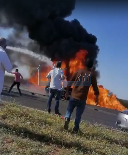 وفاة 3 اشخاص إثر حادث تصادم بين مركبتين واشتعالهما ..  فيديو 