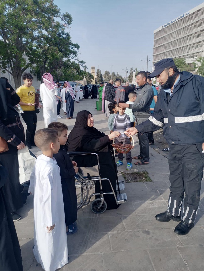 بالصور ..  إدارة السير توزع الحلوى في الميدان