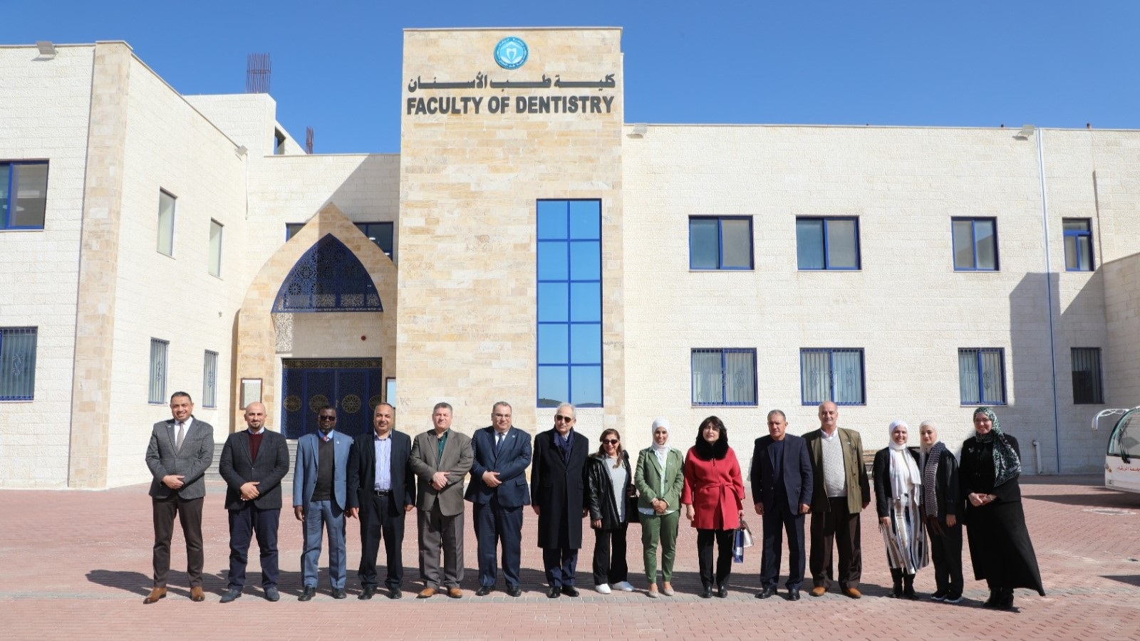 مجلس أمناء جامعة الزرقاء يزور كلية طب الأسنان